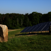 Bau der Photovoltaikanlage auf der geschlossenen Deponie Niedercunnersdorf