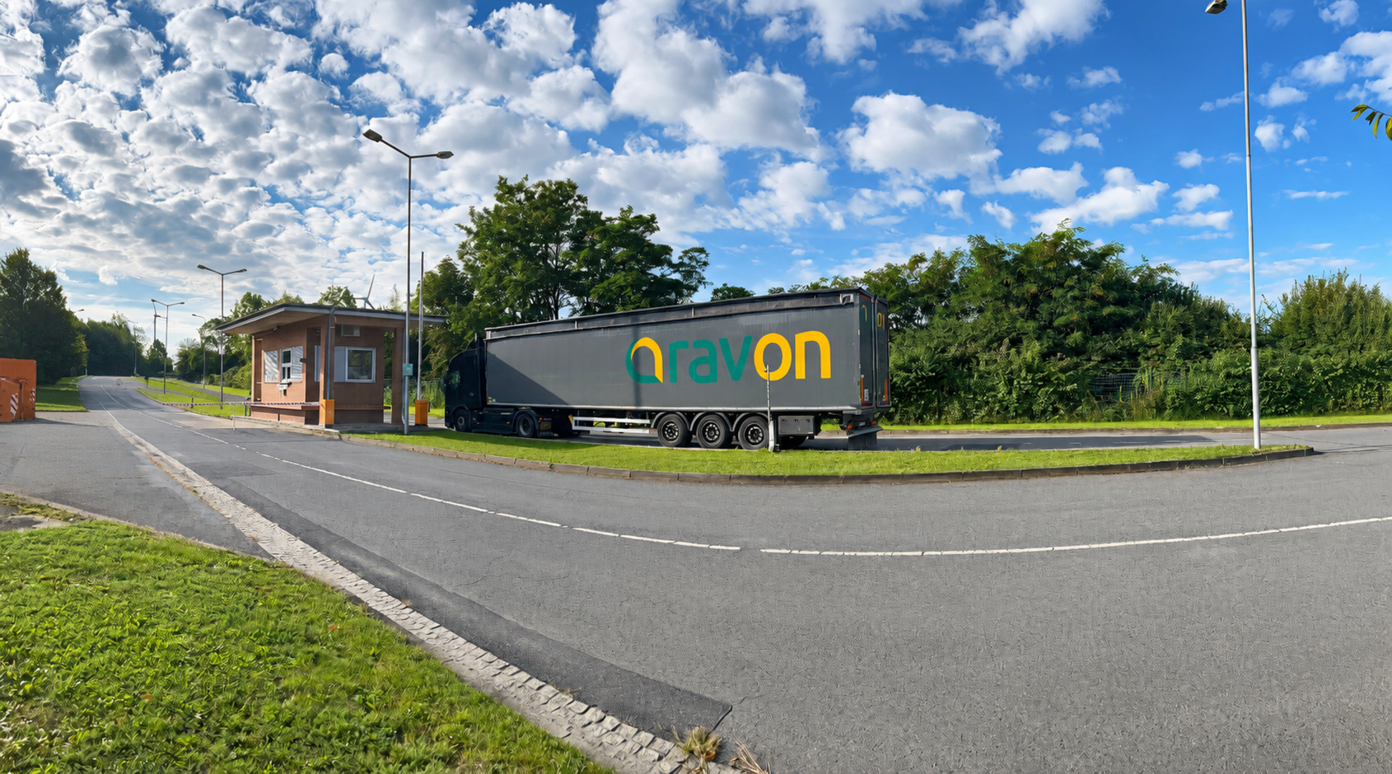 ein LKW des RAVON steht an der Waage in Kunnersdorf
