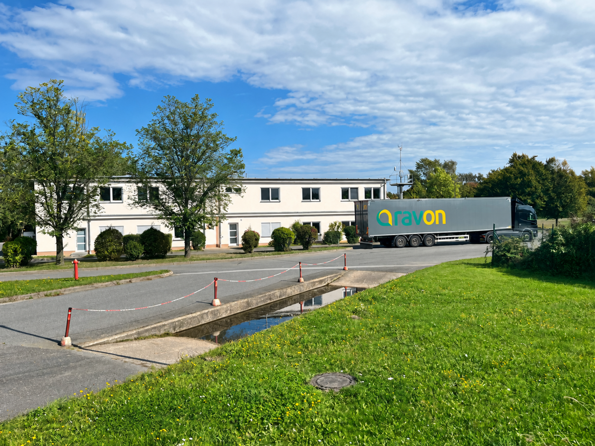 RAVON LKW vor Verwaltungsgebäude