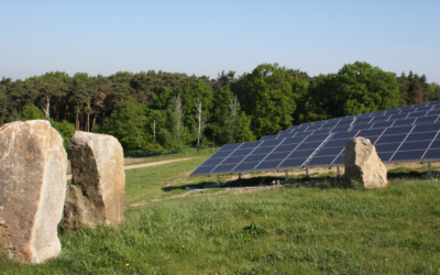 Bau der Photo­vol­ta­ik­anlage auf der geschlos­senen Deponie Niedercunnersdorf